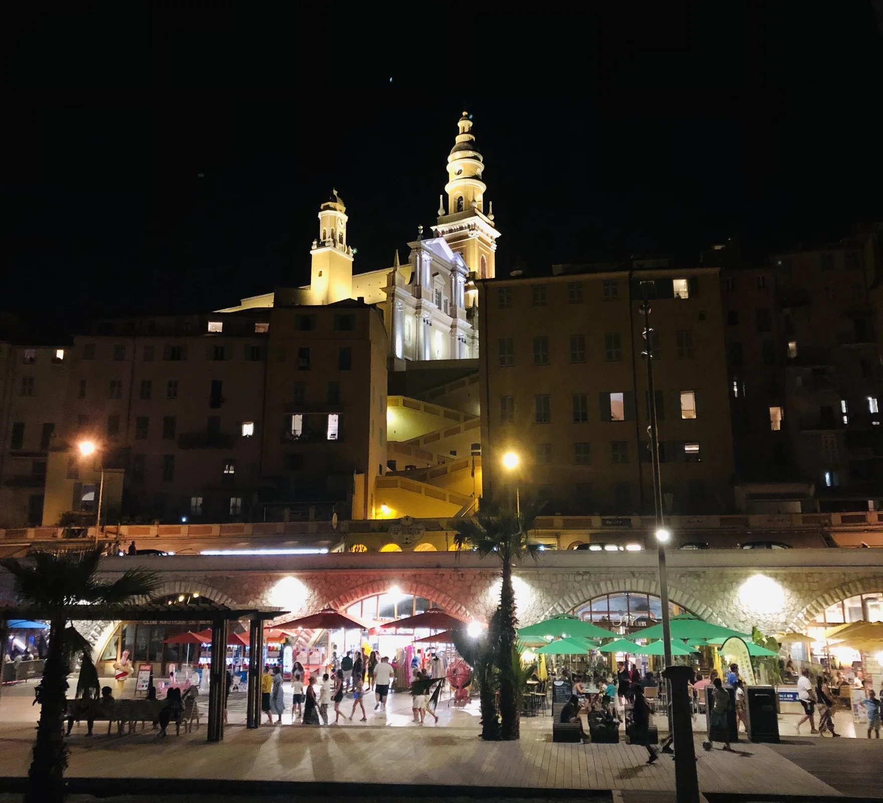 La basilique Saint-Michel et la promenade réaménagée des Sablettes, vues de nuit depuis la plage en 2022